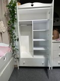 Biała szafa do pokoju córki z otwartą częścią na półki