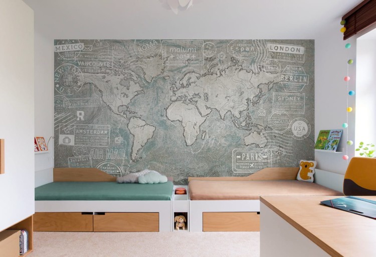 world-tour-white-tapeta-z-mapa-i-bialymi-stemplami-turystycznymi-dla-podroznika.jpg