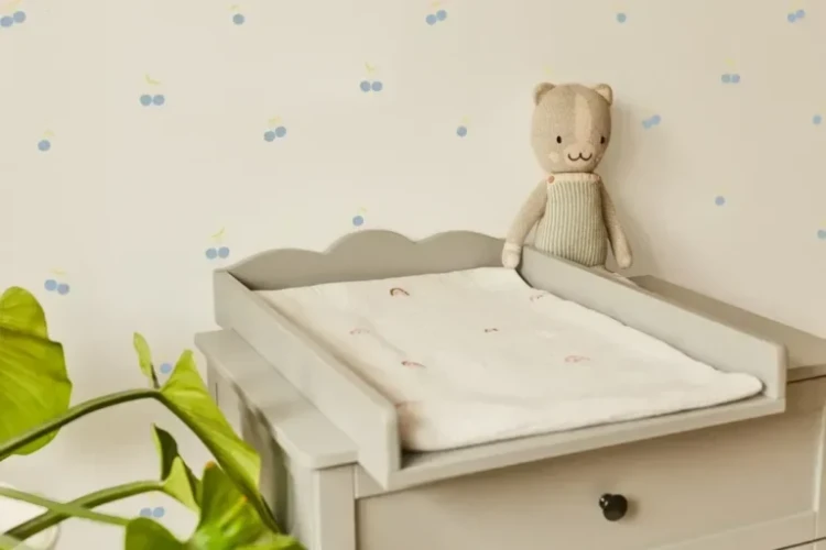tapeta-w-blekitne-wisienki-do-pokoju-niemowlaka.webp