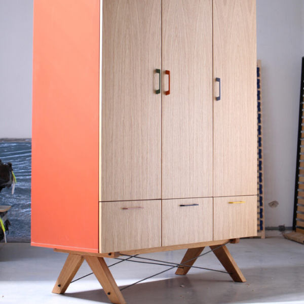 szafa-do-pokoju-mlodziezowego-drewniana-3-drzwiowa.png