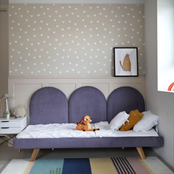 lozko-z-bocznymi-panelami-sofa-do-pokoju-dziecka.png