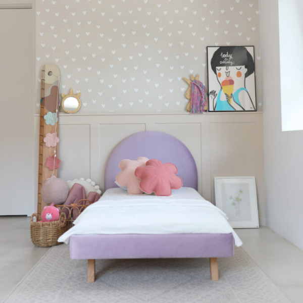 lozko-z-tapicerowanym-polokraglym-zaglowkiem-dla-dziewczynki.png