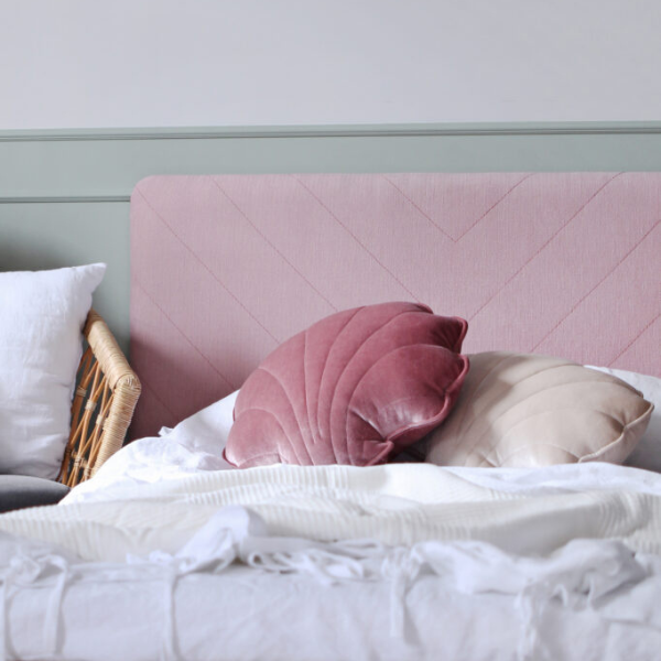 rozowe-lozko-tapicerowane-ze-skrzynia (4).png