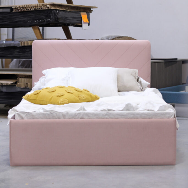 rozowe-lozko-tapicerowane-ze-skrzynia.png
