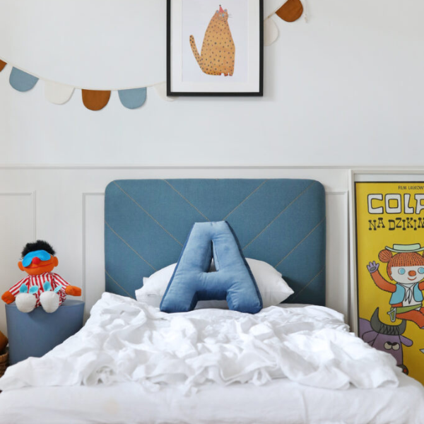 lozko-dzieciece-tapicerowany-zaglowek-w-jodelke.png