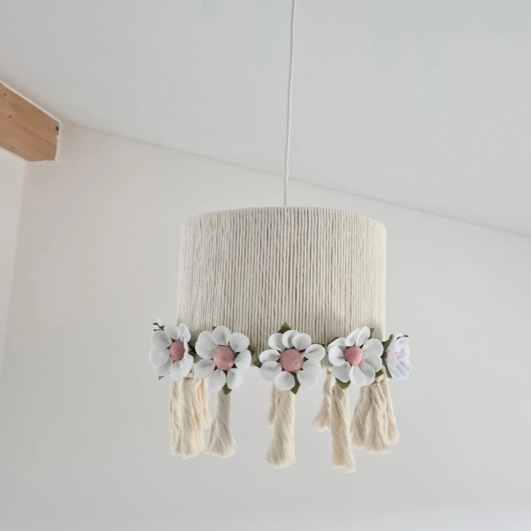 boho-lampa-z-kwiatkami-dziecieca.png