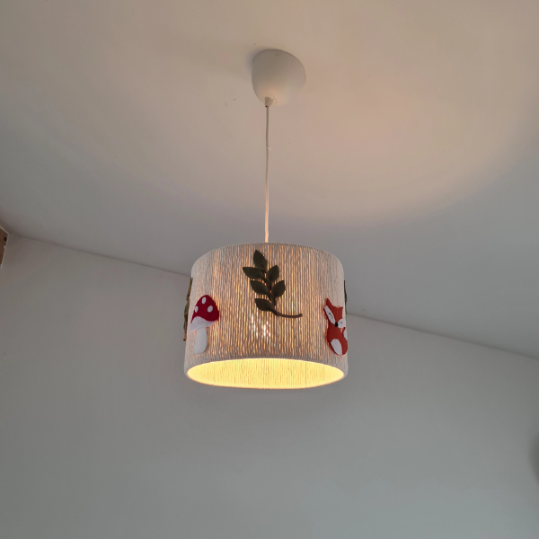 lampa-sufitowa-lesna-historia-dziecieca-pleciona.png