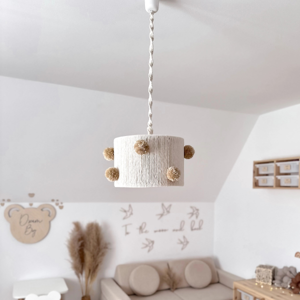 lampa-sufitowa-z-bezowymi-pomponami.png