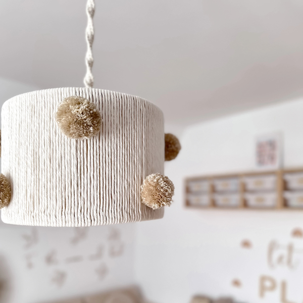 lampa-sufitowa-z-bezowymi-pomponami-dla-chlopca.png