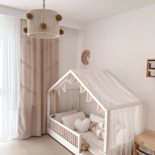 lampa-sufitowa-z-bezowymi-pomponami-w-stylu-boho.png