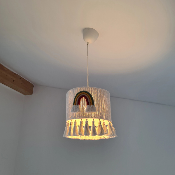 lampa-do-pokoju-dziecka-z-tecza-chwostami.png