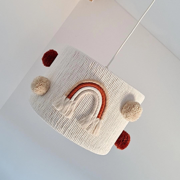 lampa-dziecieca-z-tecza-pomponami.png