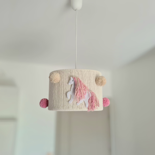 lampa-sufitowa-dziecieca-z-konikami-filcowymi-dziewczeca.png