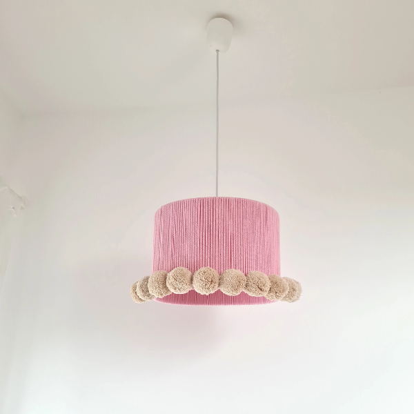 lampa-sufitowa-rozowa-rozowa-bezowe-pompony.png