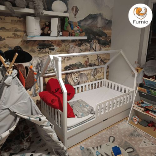 Białe łóżko domek COCO w pokoju dziecka