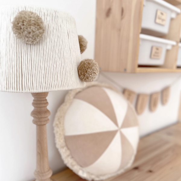 lampka-nocna-pomponami-bezowymi.png