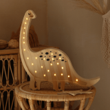 pokoj_dziecka_lampka_dinozaur_z_drewna.png