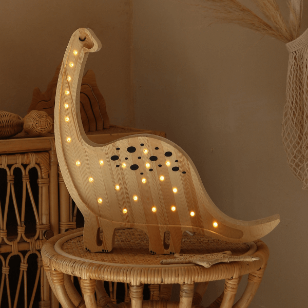 pokoj_dziecka_lampka_dinozaur_z_drewna.png