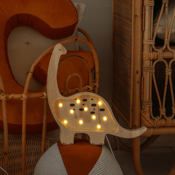 lampka_nocna_led_dinozaur_chlopiec.png