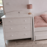 Biała komoda glamour w różowej aranżacji pokoju dziecięcego
