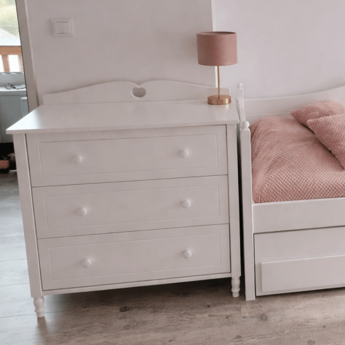 Biała komoda glamour w różowej aranżacji pokoju dziewczynki
