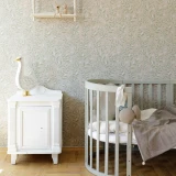 delikatna_tapeta_z_motymwem_roslinnym.webp