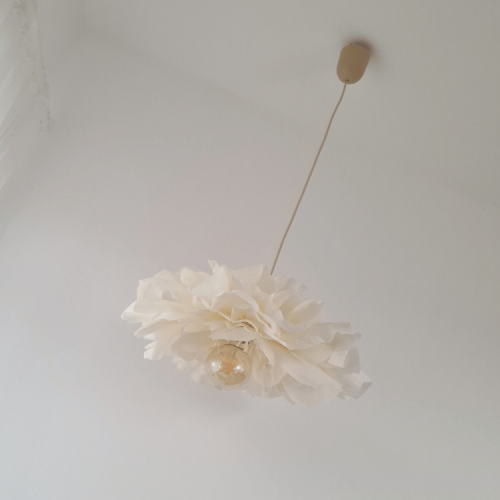 Lampa wisząca Kwiat ecru w pokoju dziewczynki