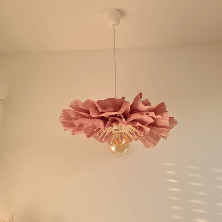 Lampa sufitowa Kwiat różowa w dziecięcej aranżacji