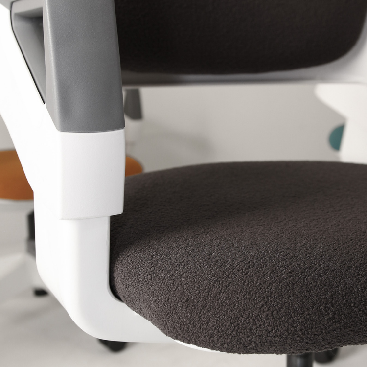 jaki_fotel_do_biruka 74c_dla_dziecka.png