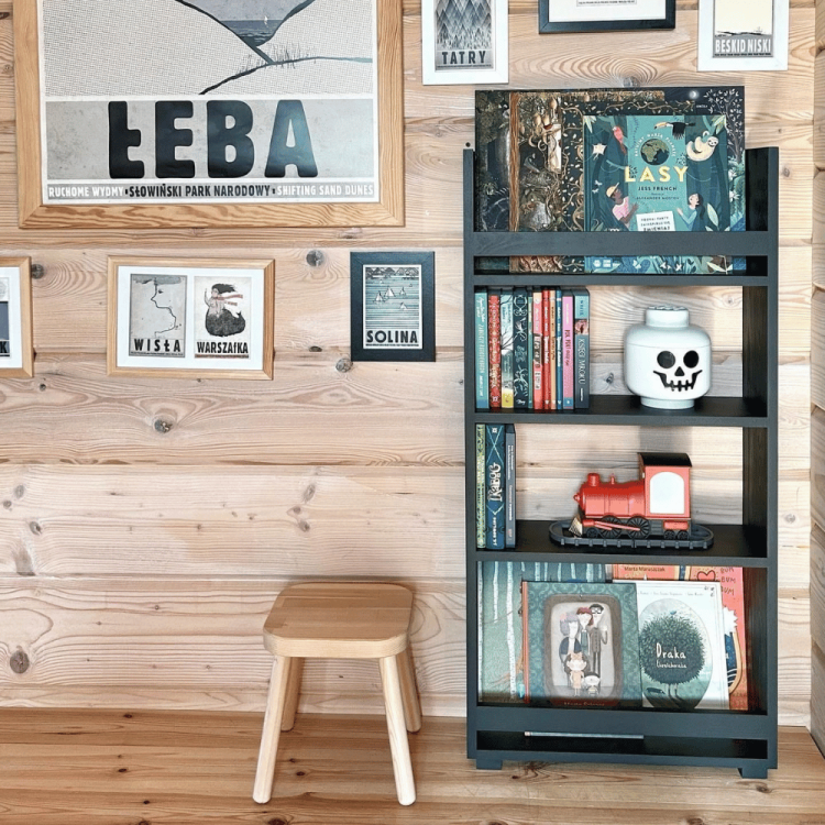 sklep_z_drewnianymi_polkami_do-pokoju_dziciecego.png