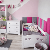 pokoj_dziewczynka_roz_biel_szarosc.png