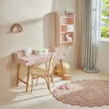 biurko_rozowe_z_polka.webp