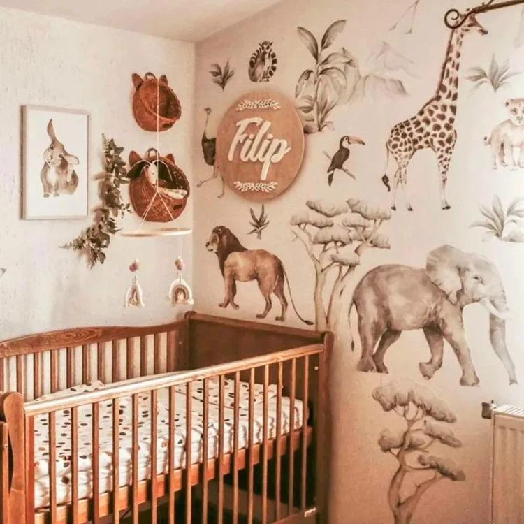 naklejki-nascienne-savanna-wonderland-slon-lew-zyrafa.webp