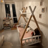 Łóżko tipi dziecięce w pokoju dziecięcym