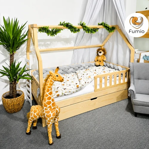 Drewniane łóżko domek COCO w pokoju dziecka