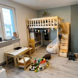 jakie_lozko_antresola_dal_dziecka_ze_schodkami.webp