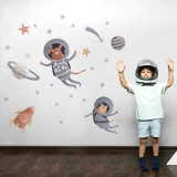 naklejka-nascienna-astro-pies-i-kot-dziecieca.webp