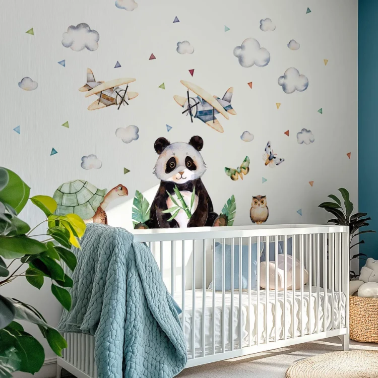 naklejka-nascienna-tropiki-panda-do-pokoju-niemowlaka.webp