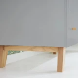 komoda_szara_na_drewnanianych_nozkach.webp