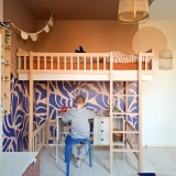 Łóżko antresola 90x200 z drabinką w pokoju dziecięcym
