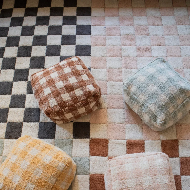 dywan-rozowo-kremowa-kratka-dzieciecy.webp