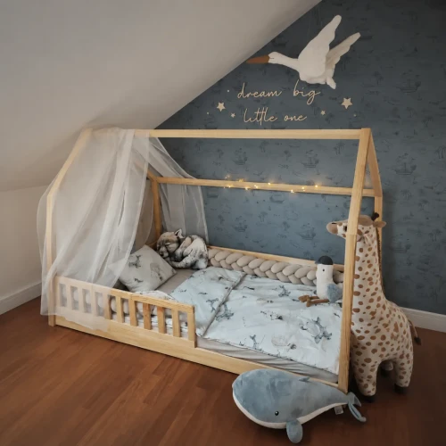 Szare łóżko domek YOCO Montessori w pokoju dziecka