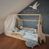 Kaszmirowe łóżko domek YOCO Montessori w pokoju dziecka