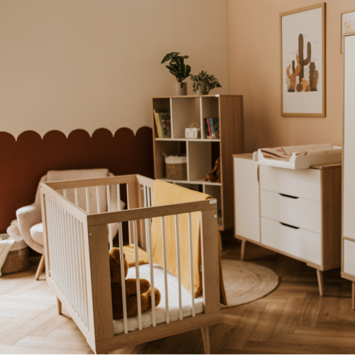Łóżeczko Sofie z komodą w aranżacji pokoju dziecięcego