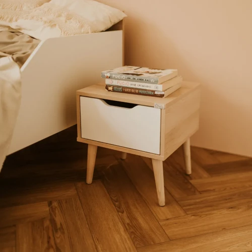 Szafka nocna Sofie przy łóżku w aranżacji pokoju dziecięcego