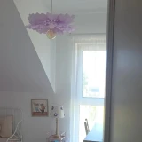 fioletowa-lampa-sufitowa-kwiat.webp