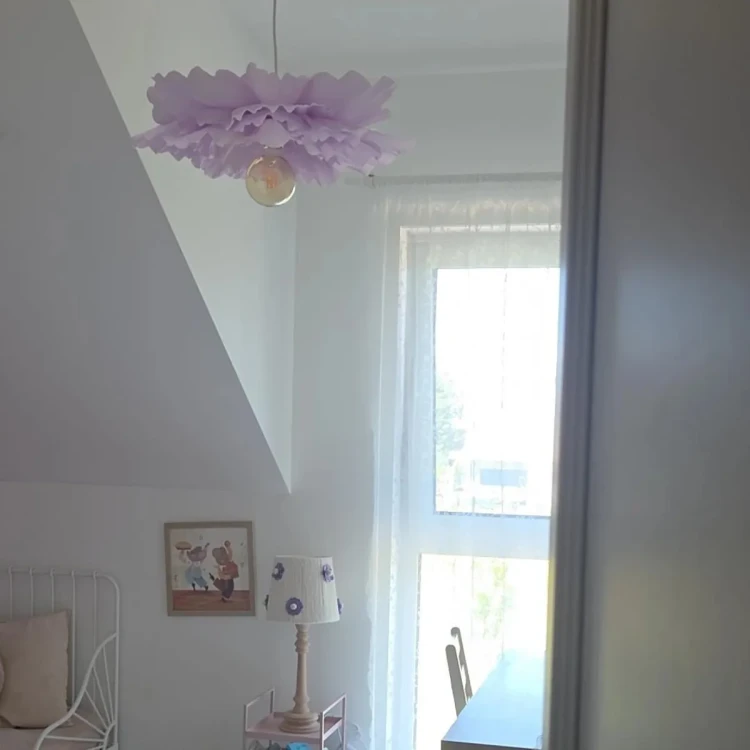 fioletowa-lampa-sufitowa-kwiat.webp