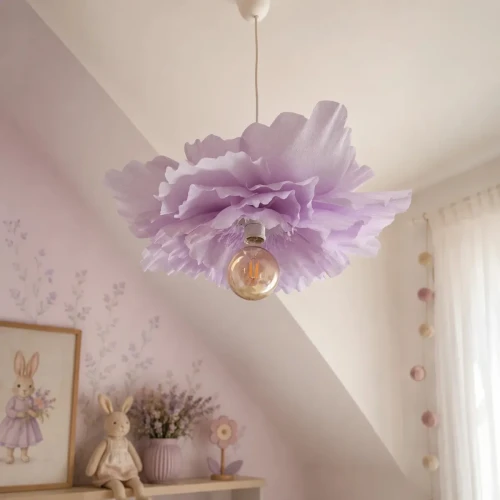 Fioletowa lampa Kwiat w aranżacji pokoju dziewczynki