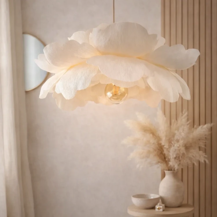 Lampa Piwonia ecru w kształcie dużego kwiatu