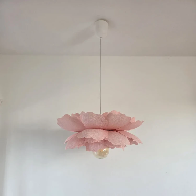 Różowa lampa wisząca Peonia w pokoju dziewczynki